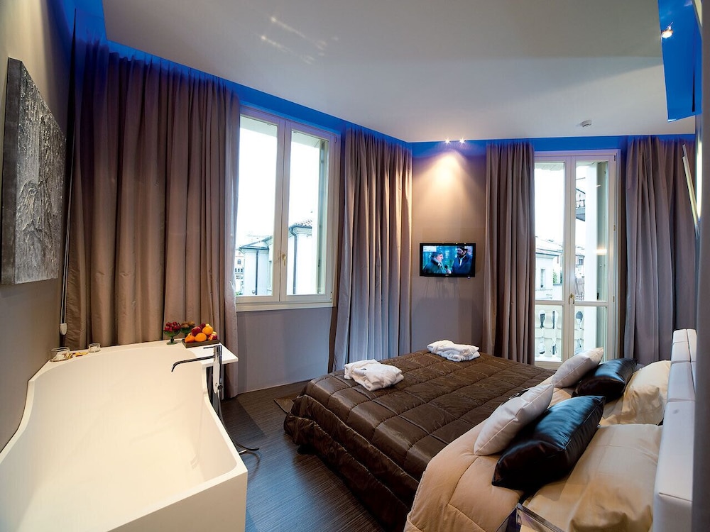 Luxury Suite, 1 Bedroom, Balcony - Photo 4