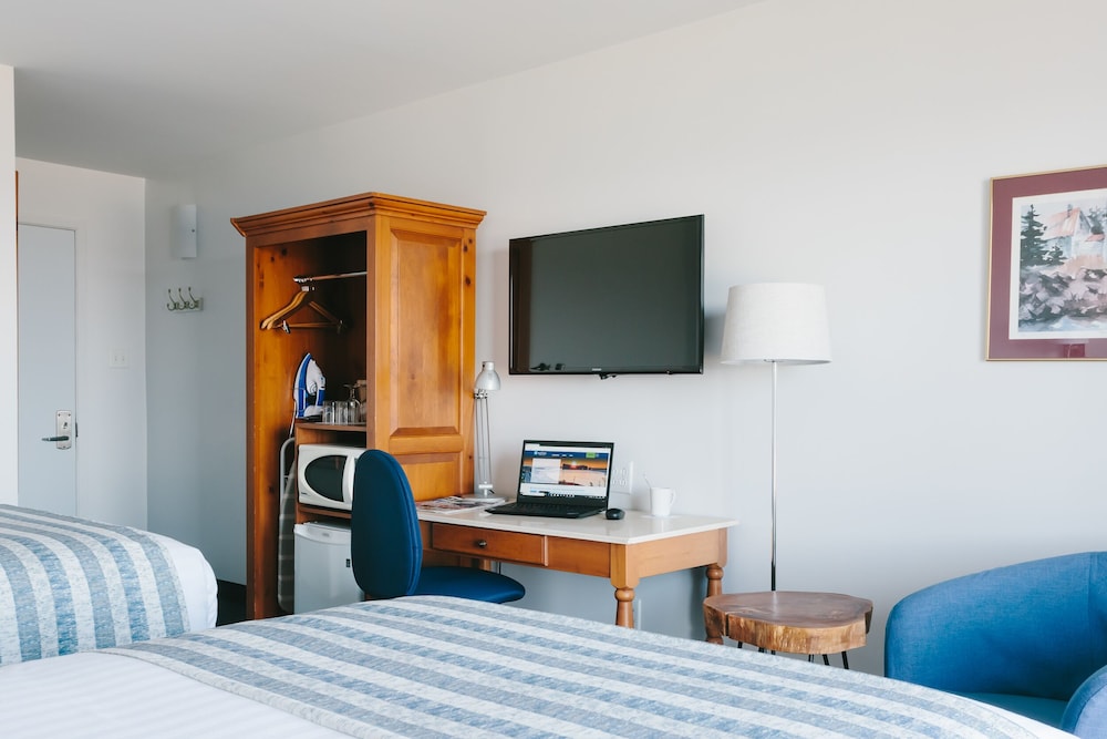 Standard Room, 2 Double Beds, River View photo 3
