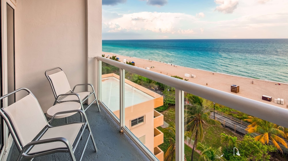Standard Room, 1 King Bed, Balcony, Oceanfront - Photo 3