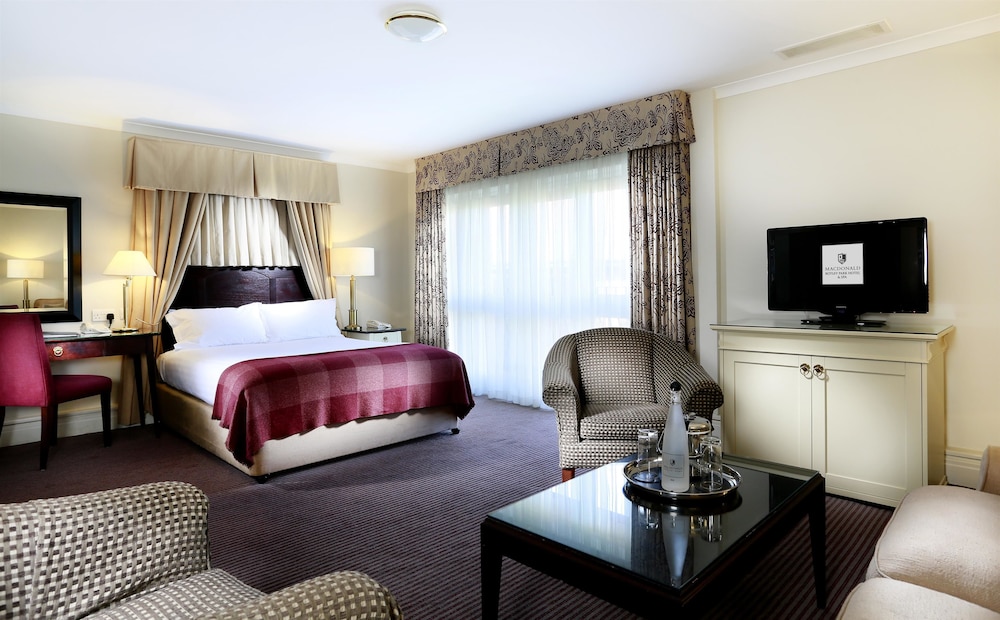 Suite, 1 Double Bed (Deluxe Suite) - Photo 4