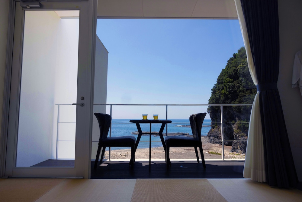 (Exclusive One-Group-Per-Day) Oceanfront Private Villa (Annex + Main Building Twin Rooms)Non Smoking