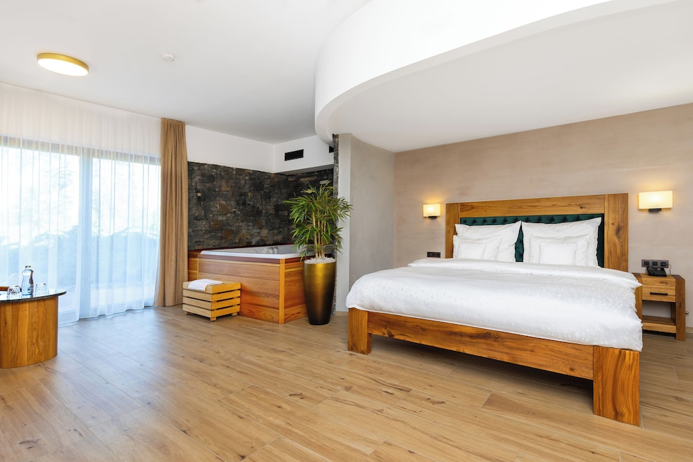 Deluxe Studio Suite, Jetted Tub, Golf View photo 2