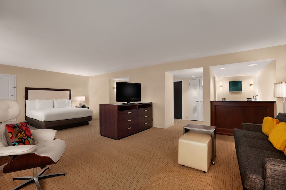 Junior Suite, 1 King Bed, Accessible (Roll-in Shower)