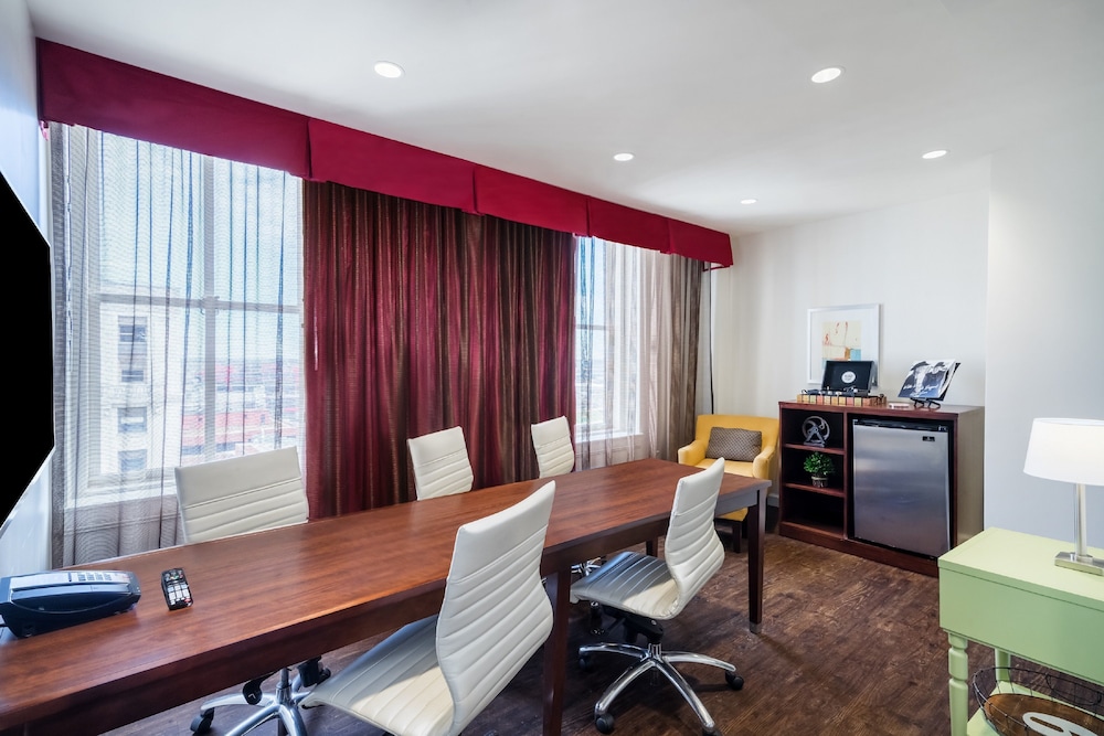 Suite, 1 King Bed (Boardroom)