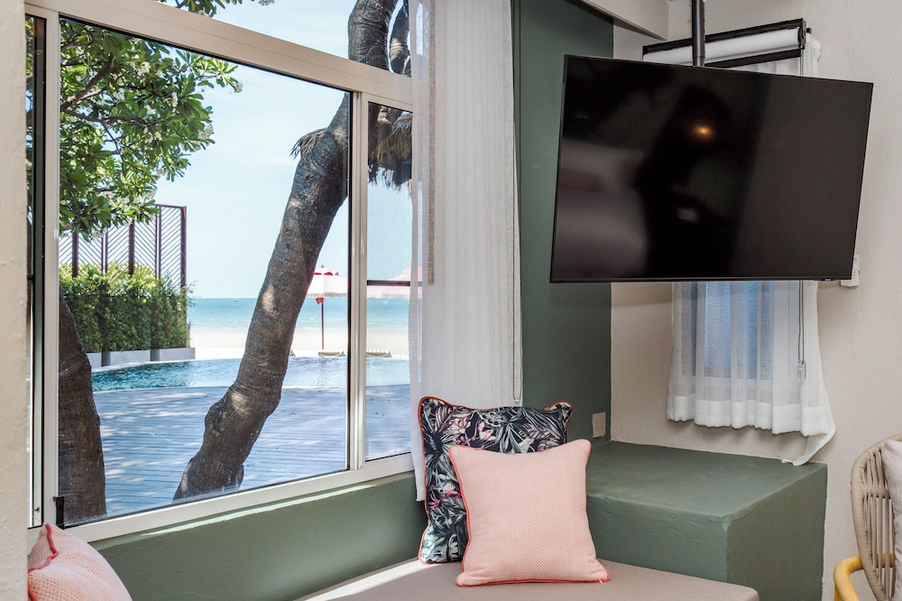 Room (Pool Side Partial Sea View) - Photo 7