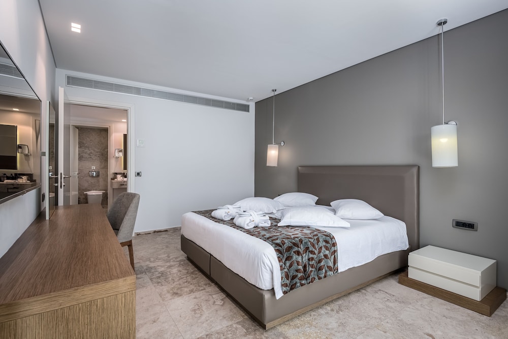 Deluxe Bungalow Suite with Private Pool - Photo 11