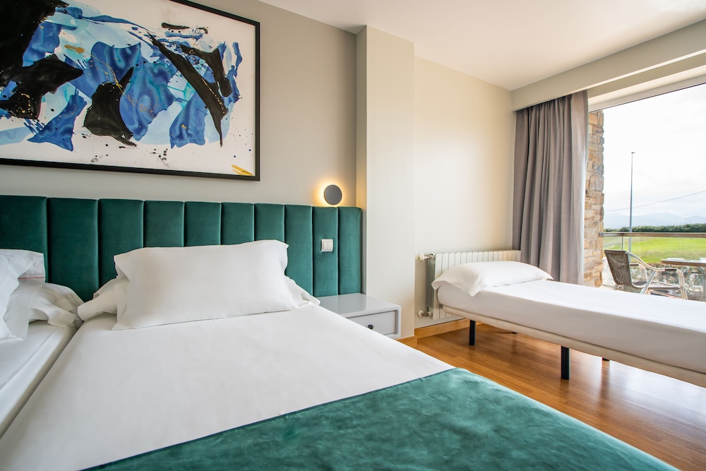 Triple room with balcony (2 adults + 1 child) - Photo 1