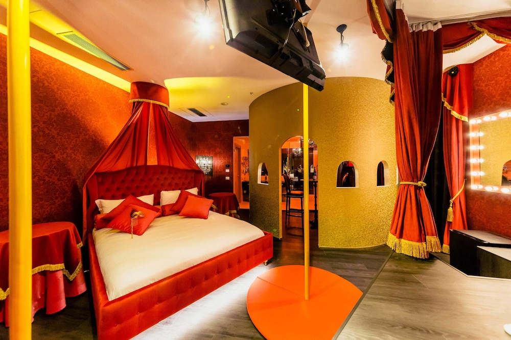 Luxury Studio Suite, 1 King Bed (Direct access)