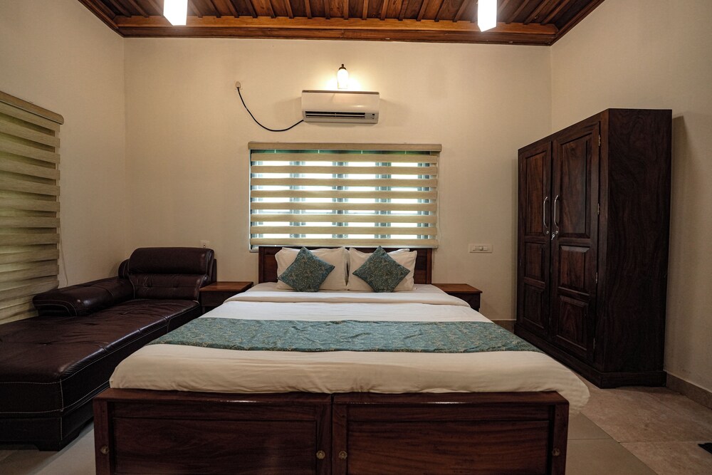 Premier Room, Balcony, Hill View