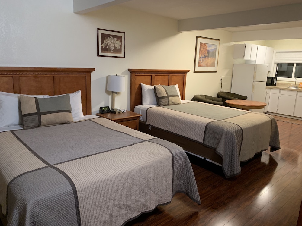Family Room, 2 Queen Beds photo 2