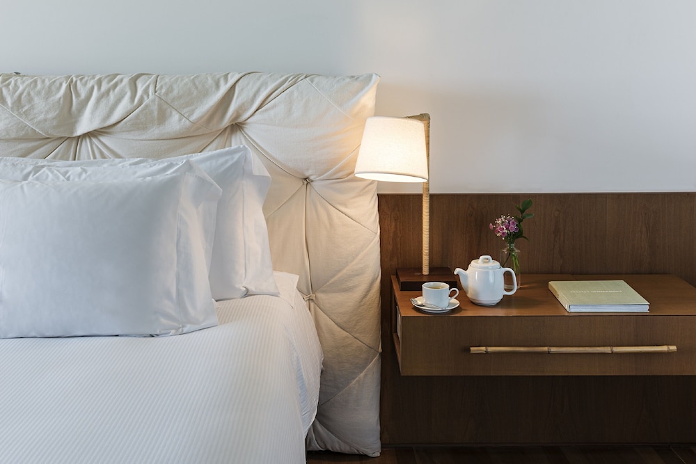 Deluxe Room, 1 King Bed photo 2