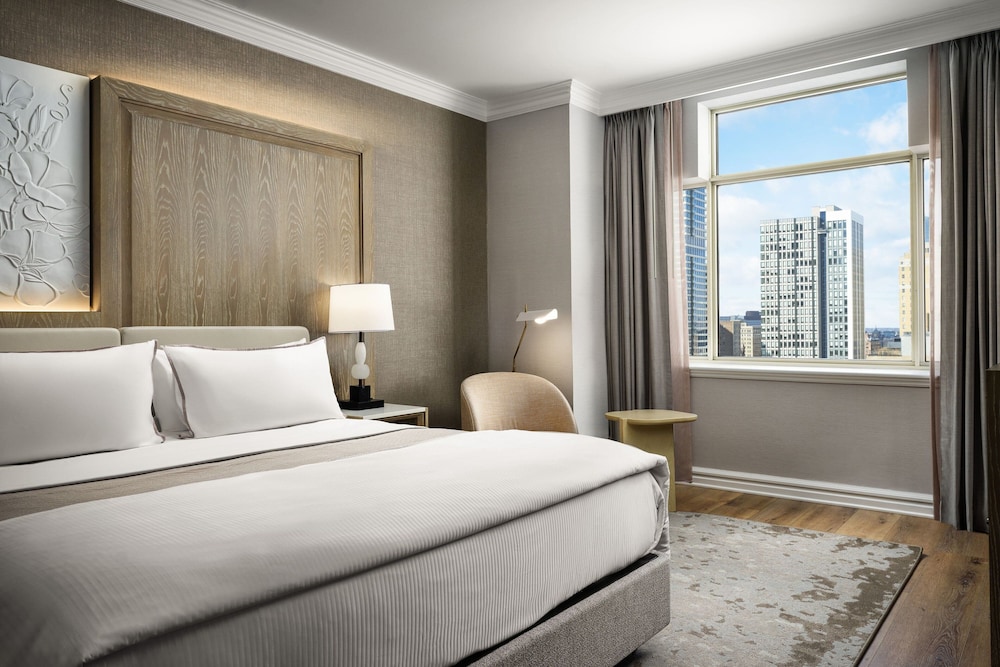 Executive Suite, 1 Bedroom (Mobility Accessible, Roll-in Shower) - Photo 2