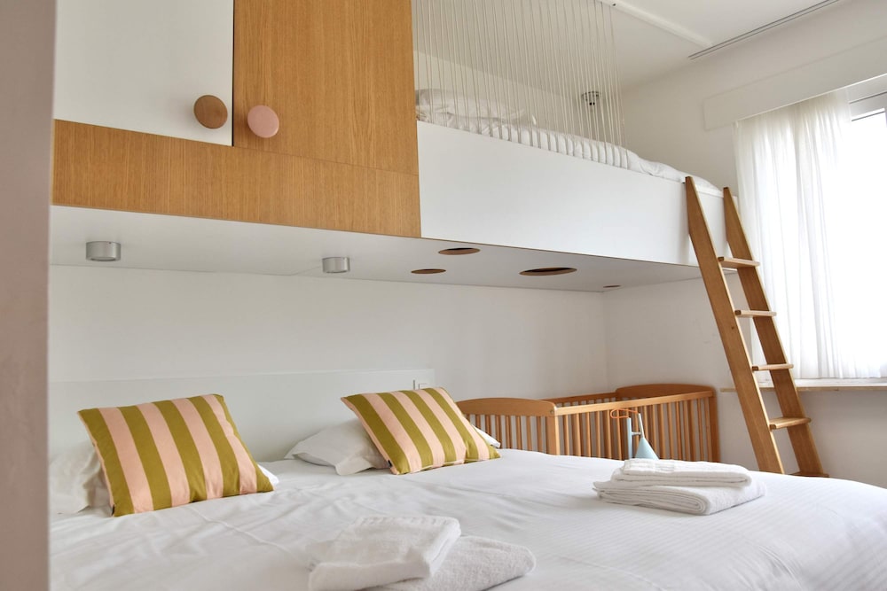 Stylish Family Apartment Near the Sea at Beau Rivage, Photo 9