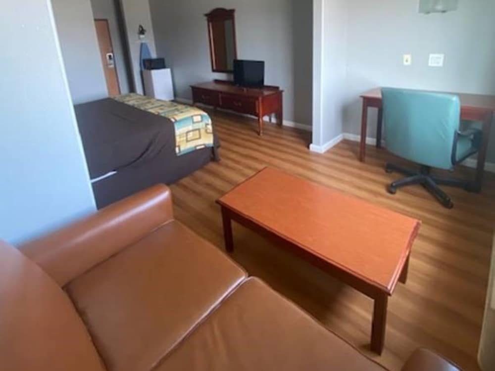 Room, 1 King Bed, Smoking - Photo 6