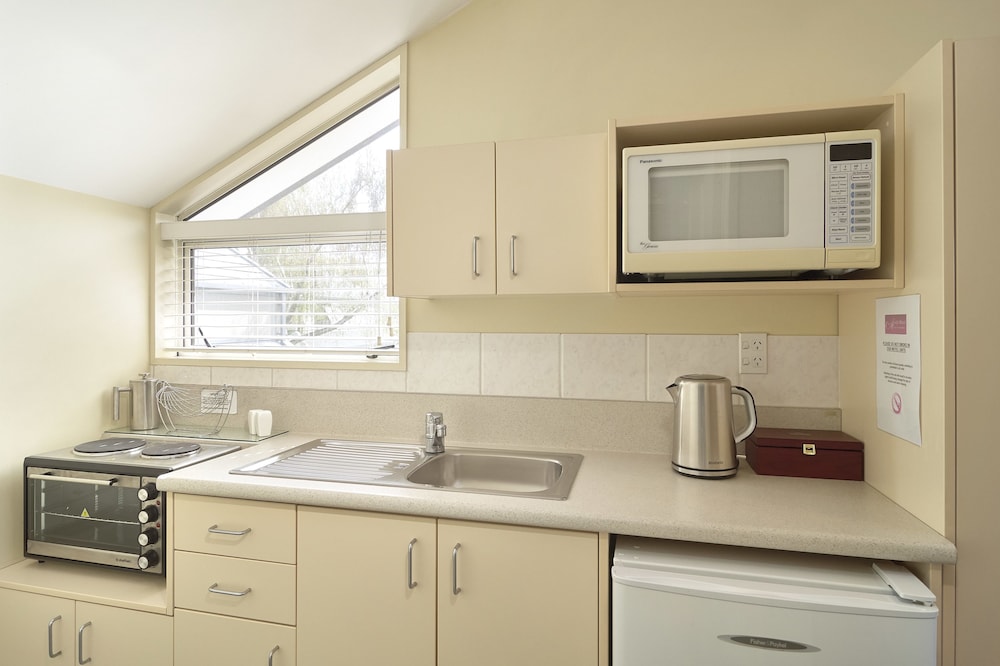 Family Suite  1 Bedroom  Non Smoking  Kitchen (Family Unit) photo 2