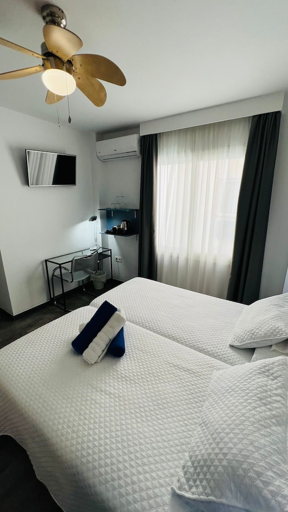Economy Twin Room photo 3
