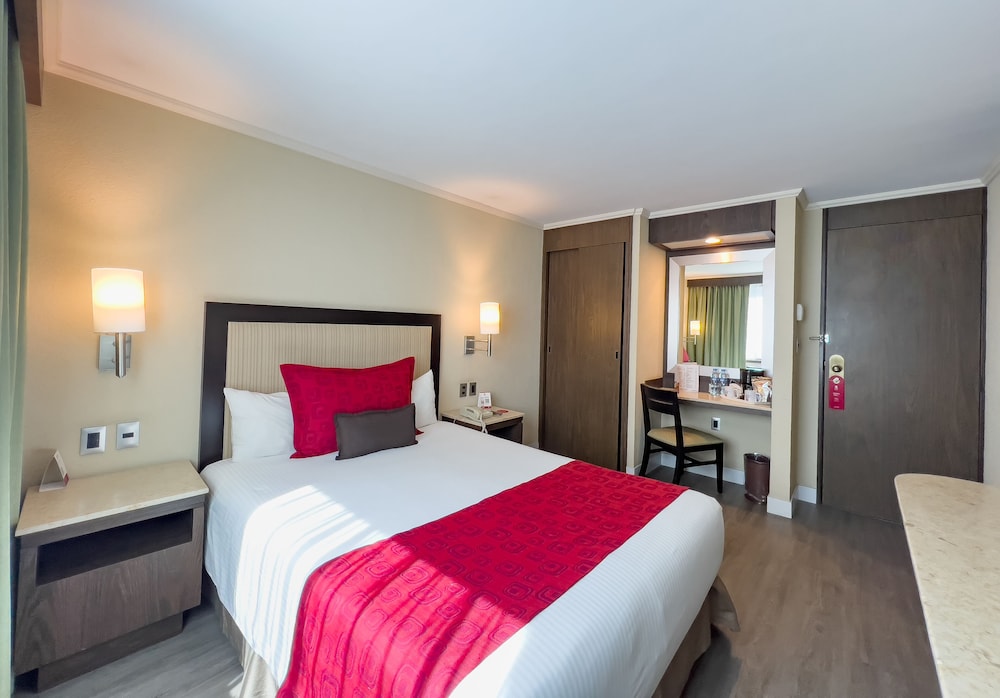 Deluxe Room, 1 King Bed photo 1