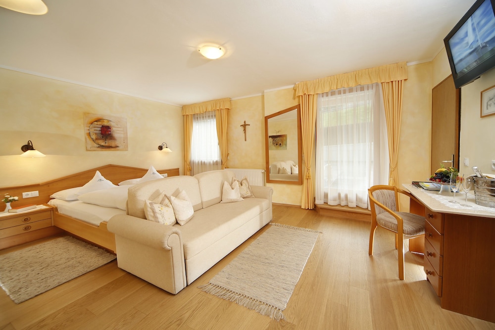 Deluxe Double Room (with Extra Bed) - Photo 1