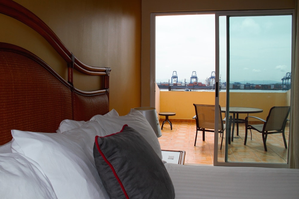 Premium Room, 1 King Bed, Non Smoking - Photo 3