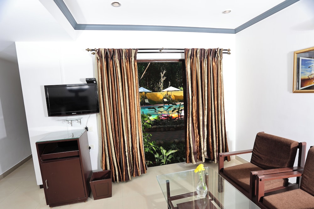Luxury Room, Pool View - Photo 8