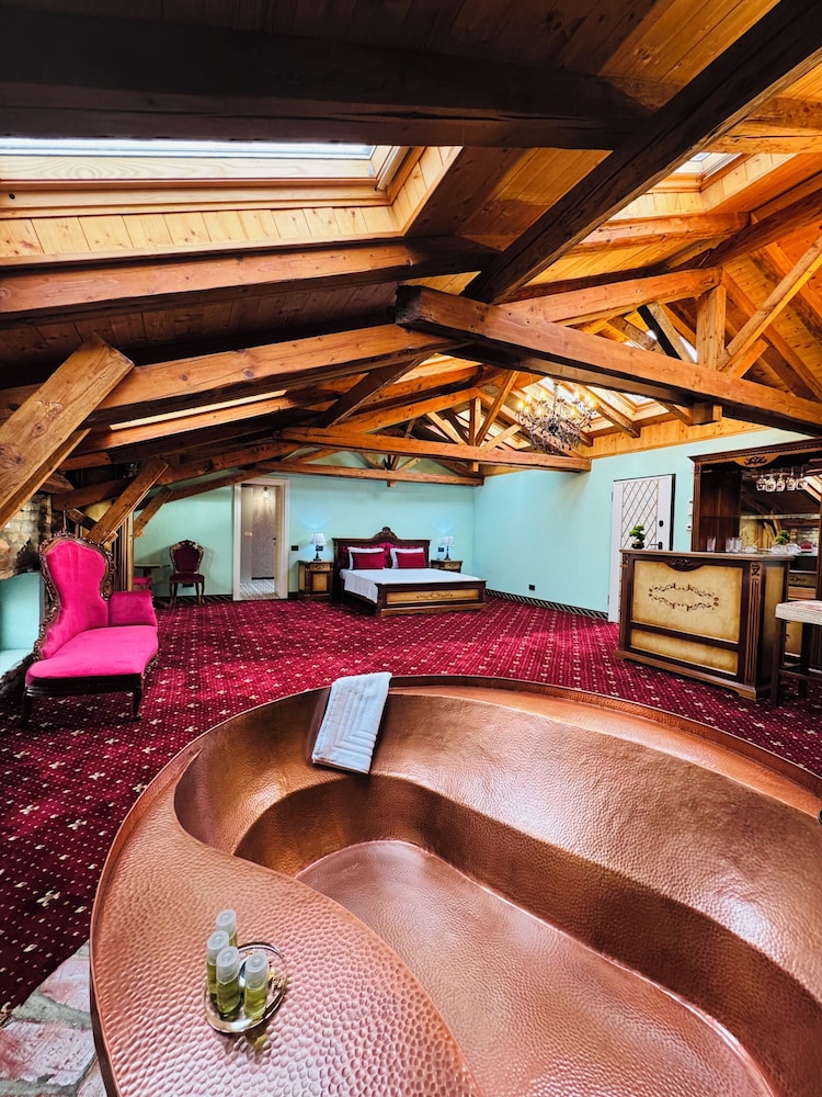Romantic Loft, 1 King Bed with Sofa bed, Housekeeping, City View