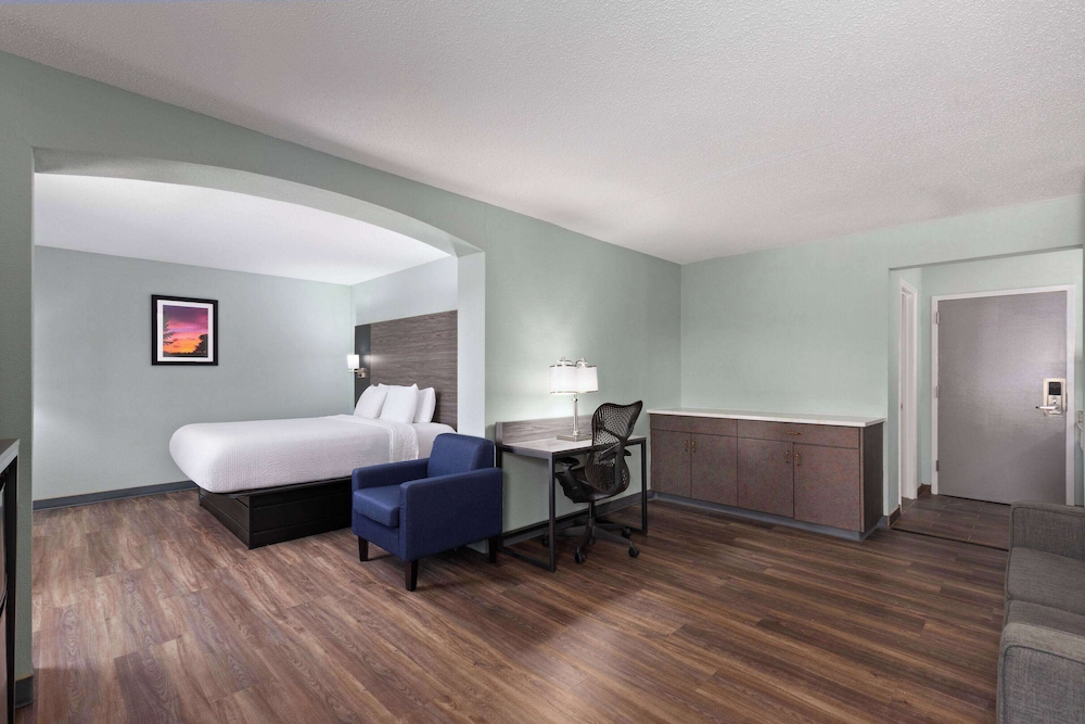 Suite, 1 King Bed, Non Smoking photo 2