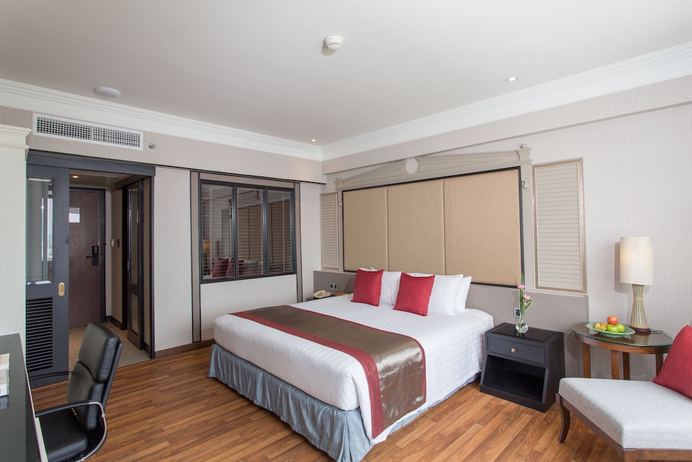 Room, 1 King Bed, Pool View (Thai Deluxe) photo 3