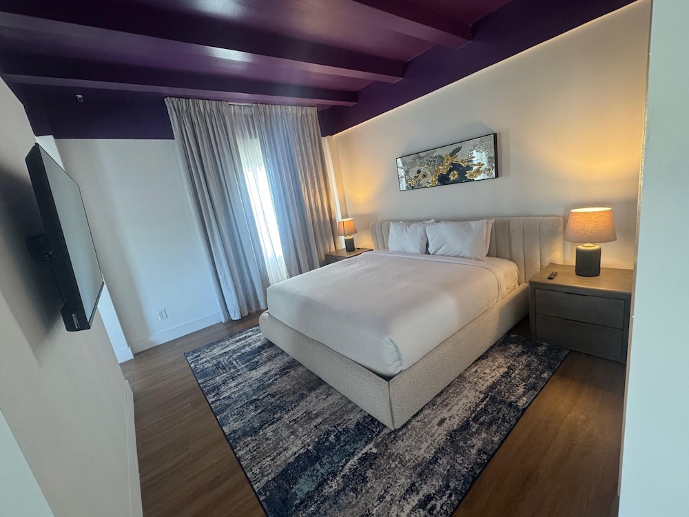 Suite, 1 King Bed, Non Smoking (with Sofabed)