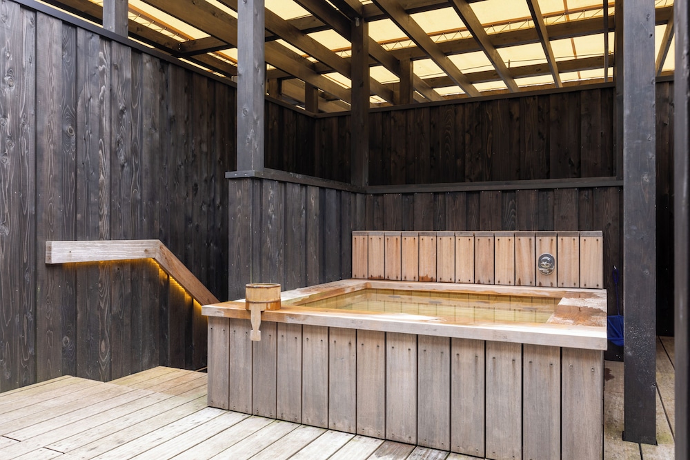 Deluxe Twin Room with Roof Top Open Air Bath - Photo 16