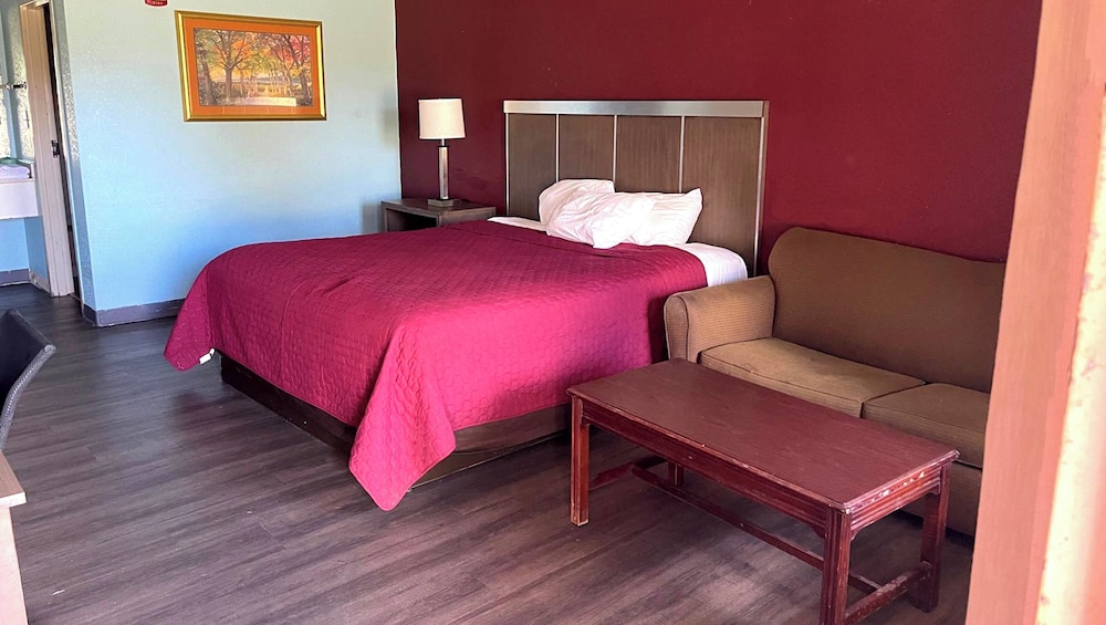 Standard Room, 1 King Bed, Non Smoking, Refrigerator & Microwave photo 1
