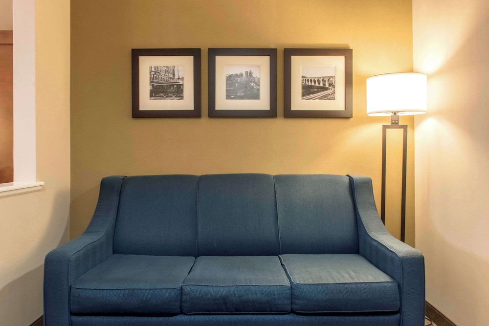 Suite, Multiple Beds, Non Smoking - Photo 2