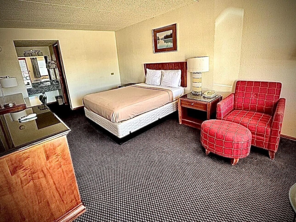 Standard Room, 1 Queen Bed, Smoking photo 3