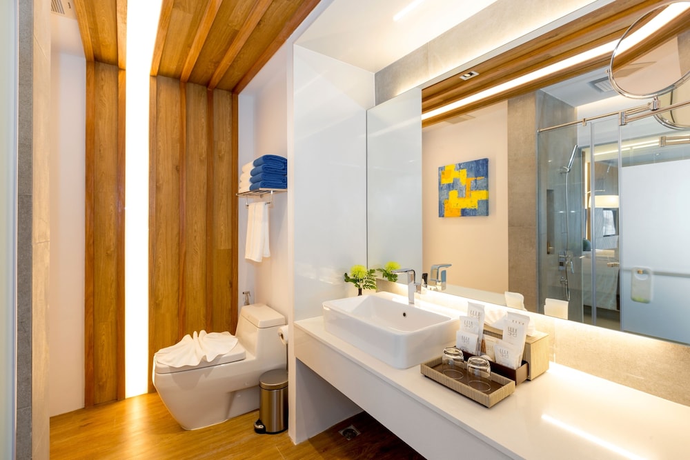 Luxury Beachfront Suite - Photo 7