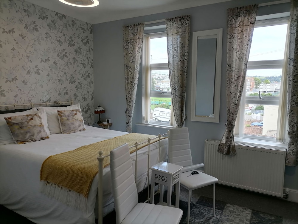 Double Room (King-Ensuite with Shower) photo 1