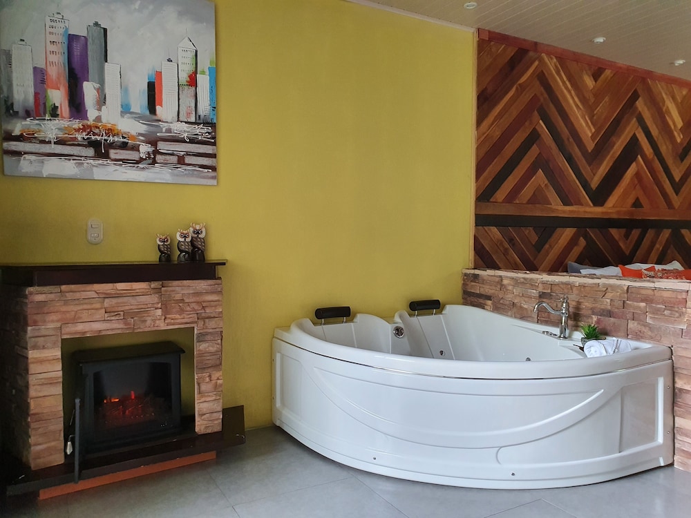 Deluxe Suite, Hot Tub, Hill View photo 2