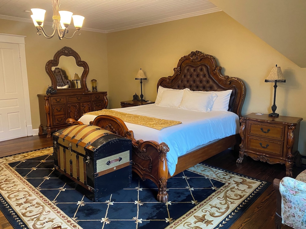 Superior Room, 1 King Bed, Private Bathroom