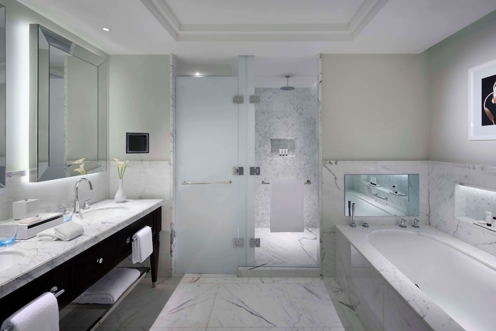 Premier Suite, 1 King Bed, City View (Premier Burj View Suite) photo 3
