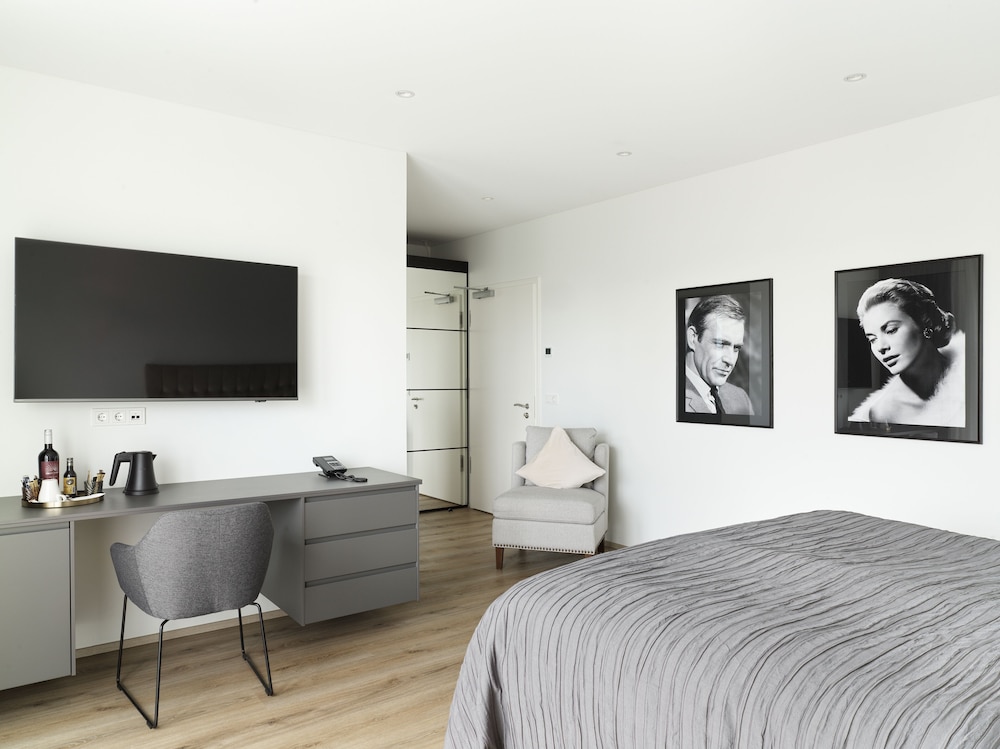 Deluxe Double Room with Hot Tub Access - Photo 4