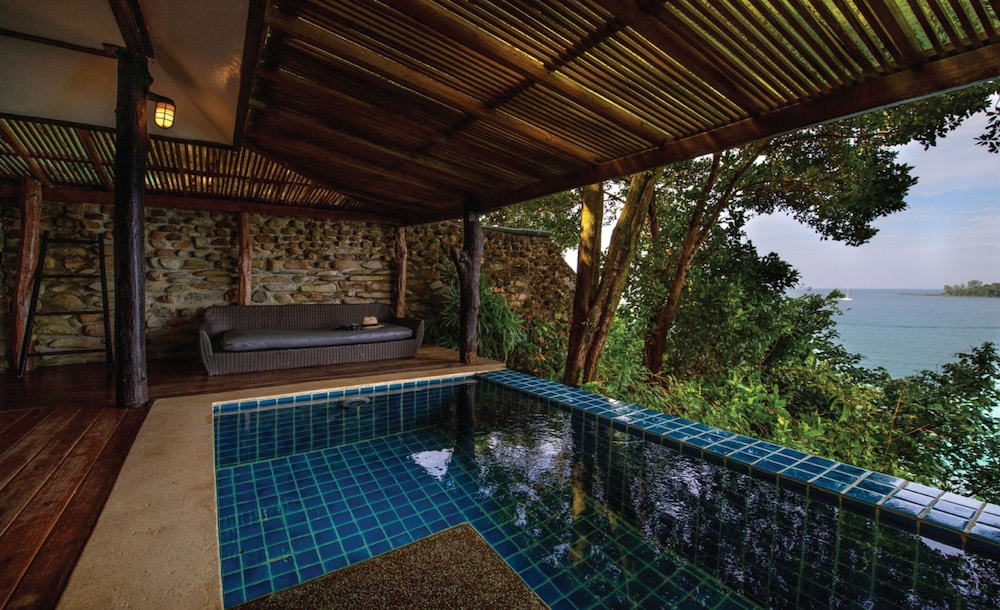 Villa Mini Piscina / Estilo Tropical