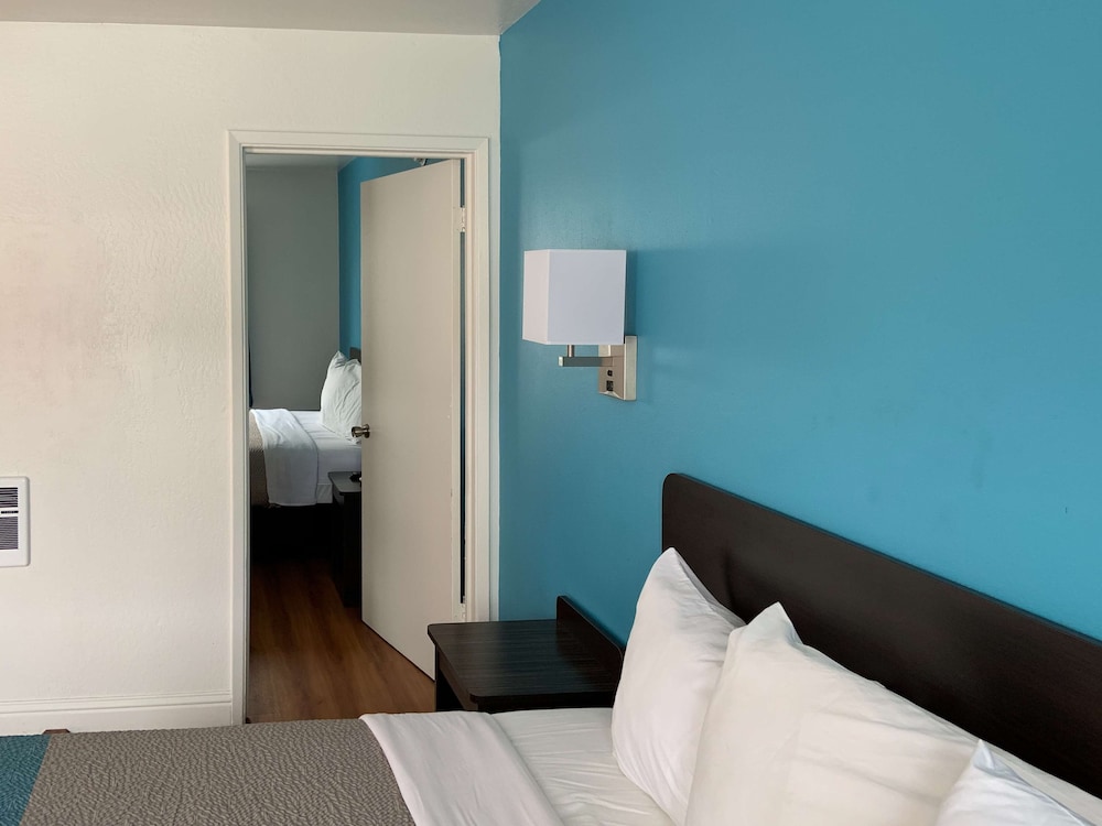 Deluxe Room, Multiple Beds, Non Smoking, Refrigerator & Microwave - Photo 1