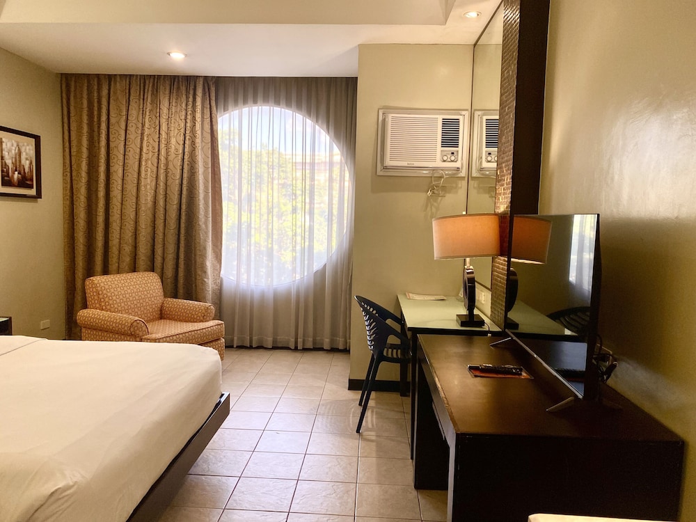Deluxe Queen (1 Queen Bed) - Photo 12