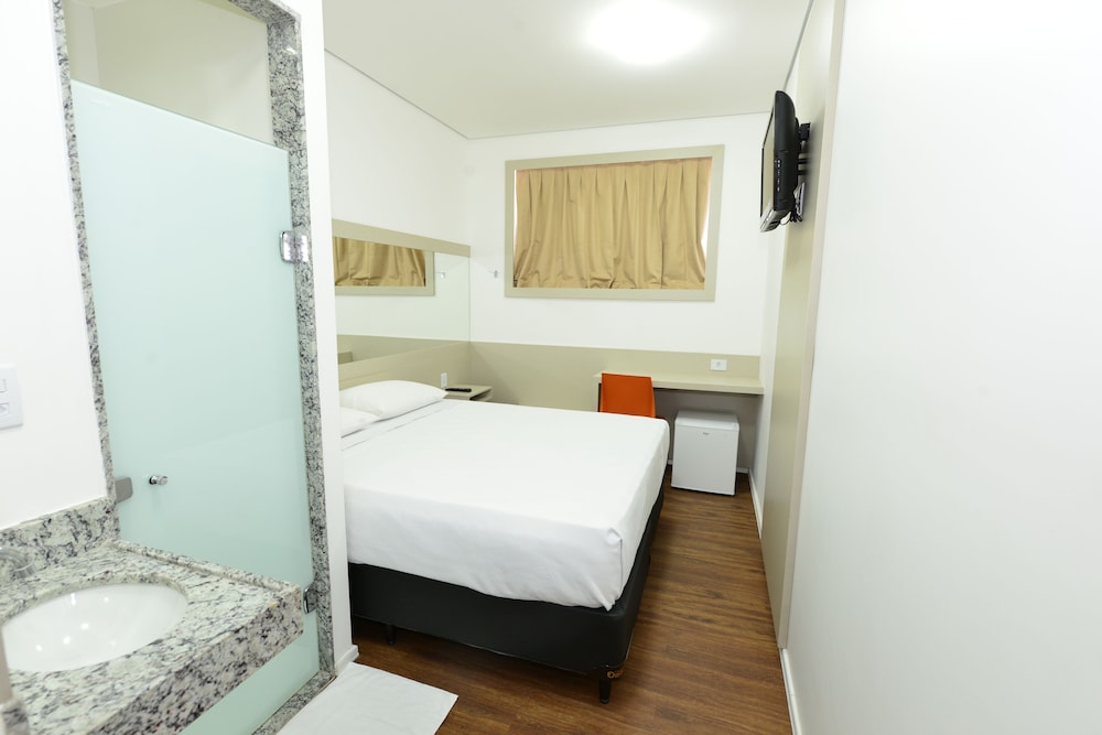 Economy Twin Room, City View photo 1