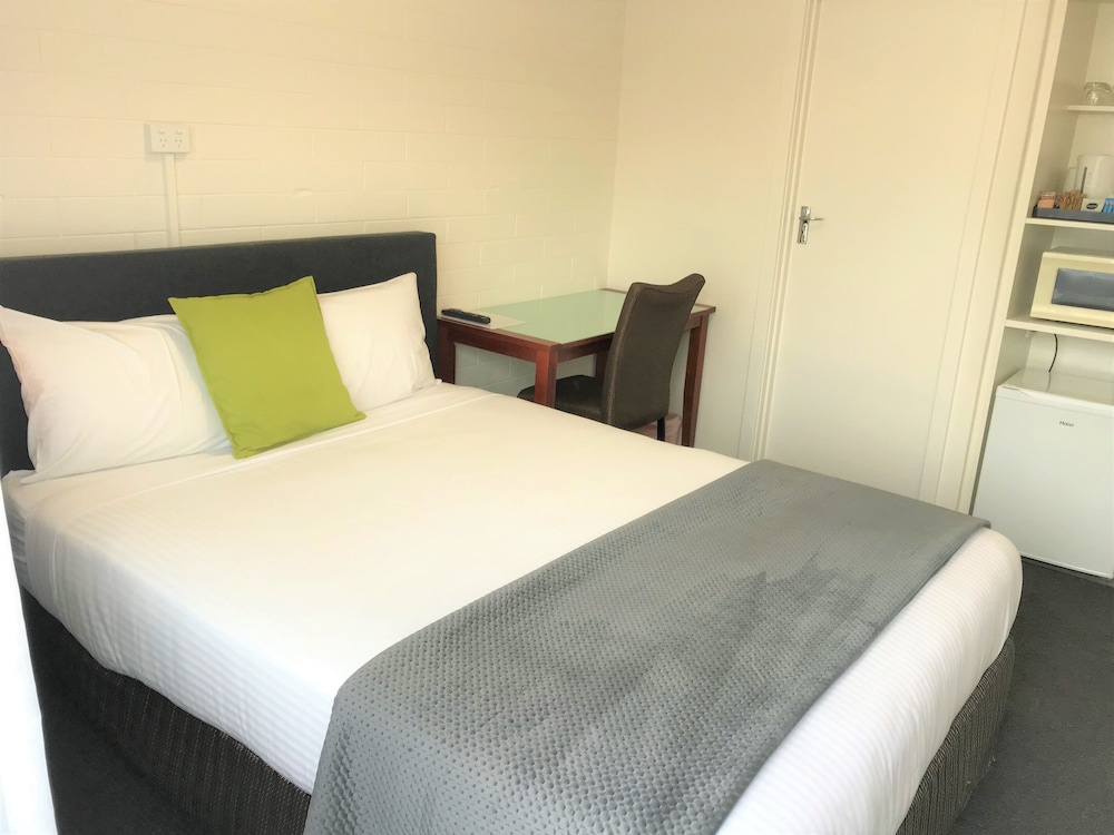 Economy Double Room, 1 Queen Bed photo 2
