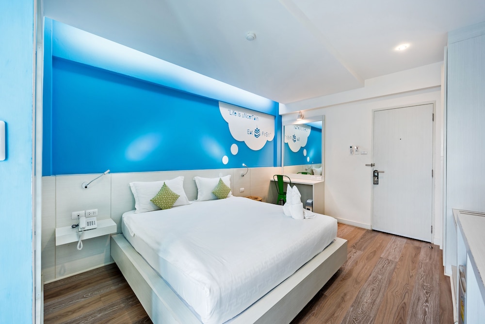 Standard Room, 1 King Bed - Photo 8