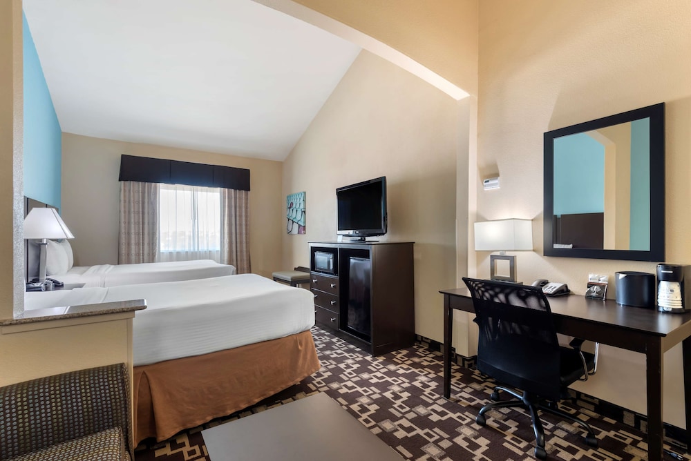 Standard Room, Multiple Beds, Non Smoking, Refrigerator & Microwave (With Sofabed) - Photo 3