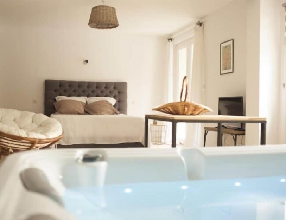 Double Room, Hot Tub (Estelle) photo 1