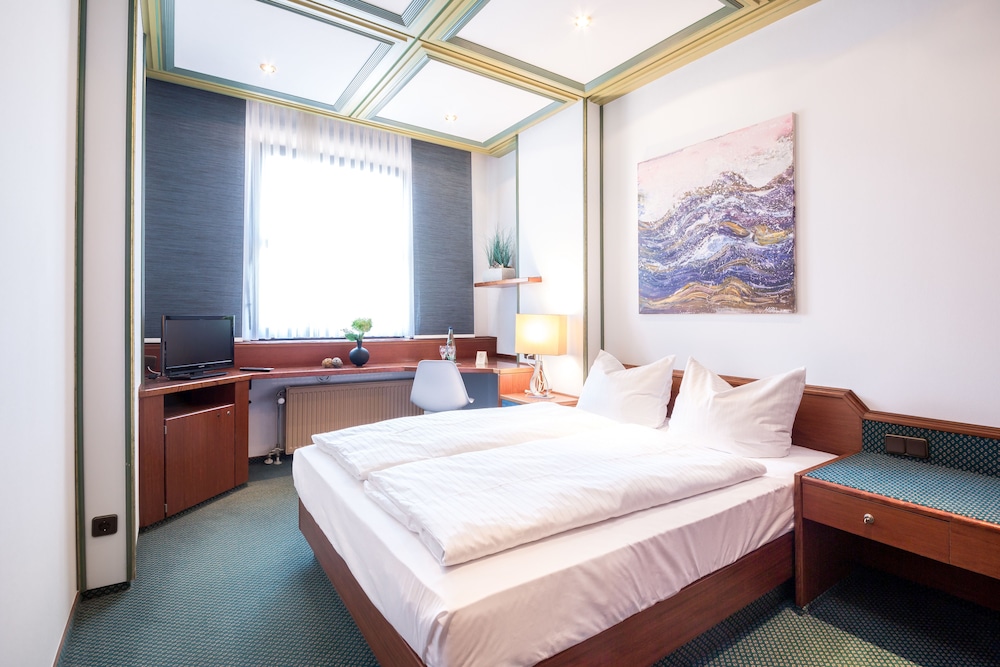 Classic Single Room, 1 Queen Bed photo 2