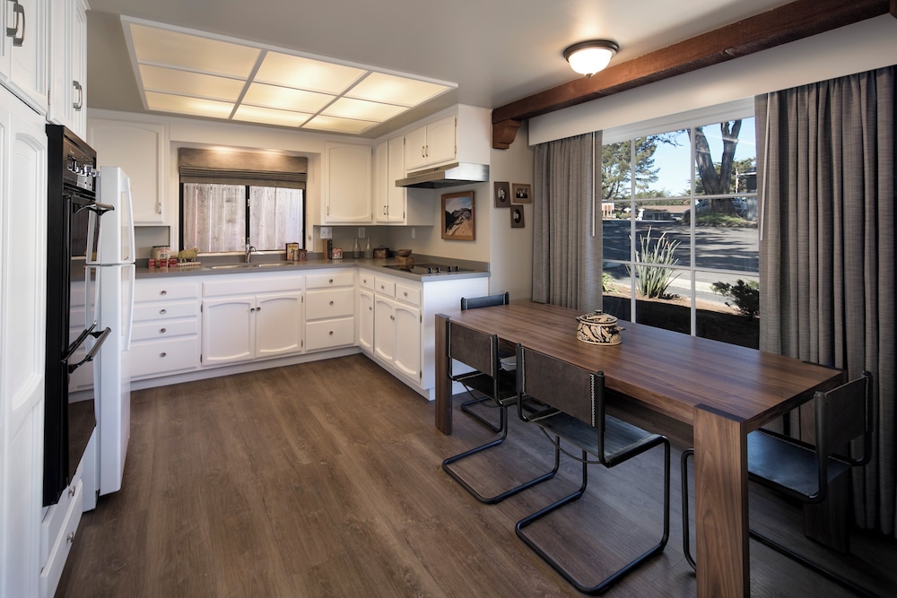 Deluxe Suite, 1 King Bed, Kitchen, Resort View photo 3