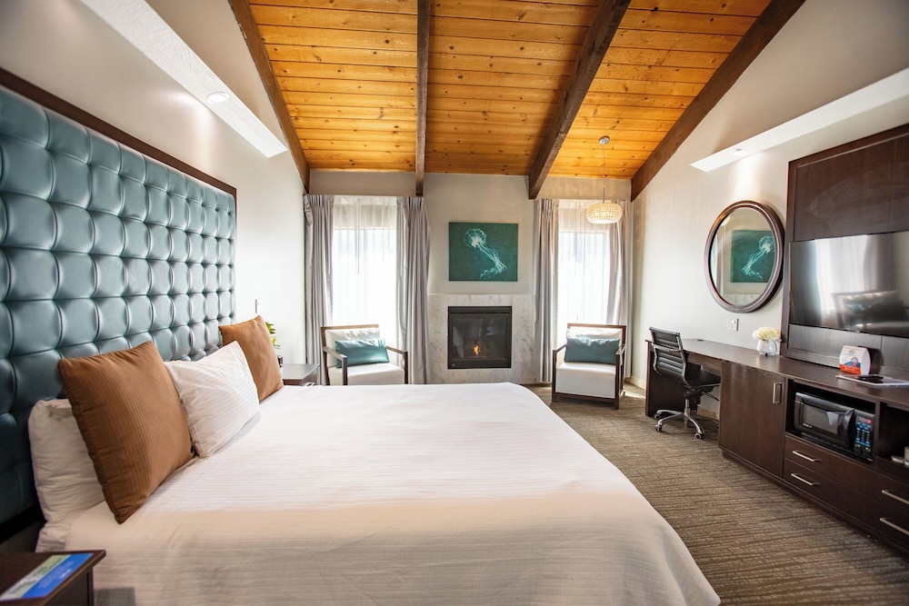 Deluxe Room, 1 King Bed, Non Smoking, Fireplace