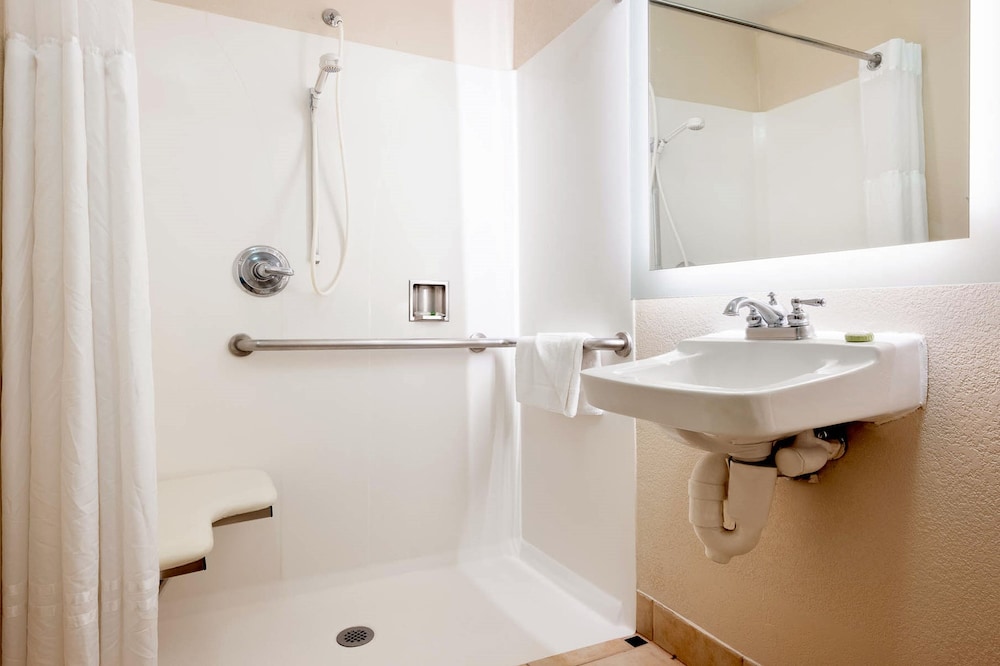 One Bedroom Suite Accessible W Roll In Shower - Photo 5